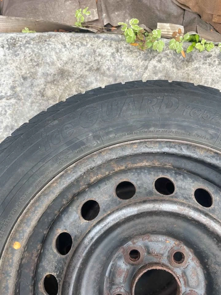 Winter Tires Set of 4 on Rims - photo 2