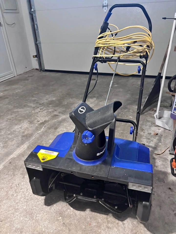 Snow Joe 18” Snow Blower