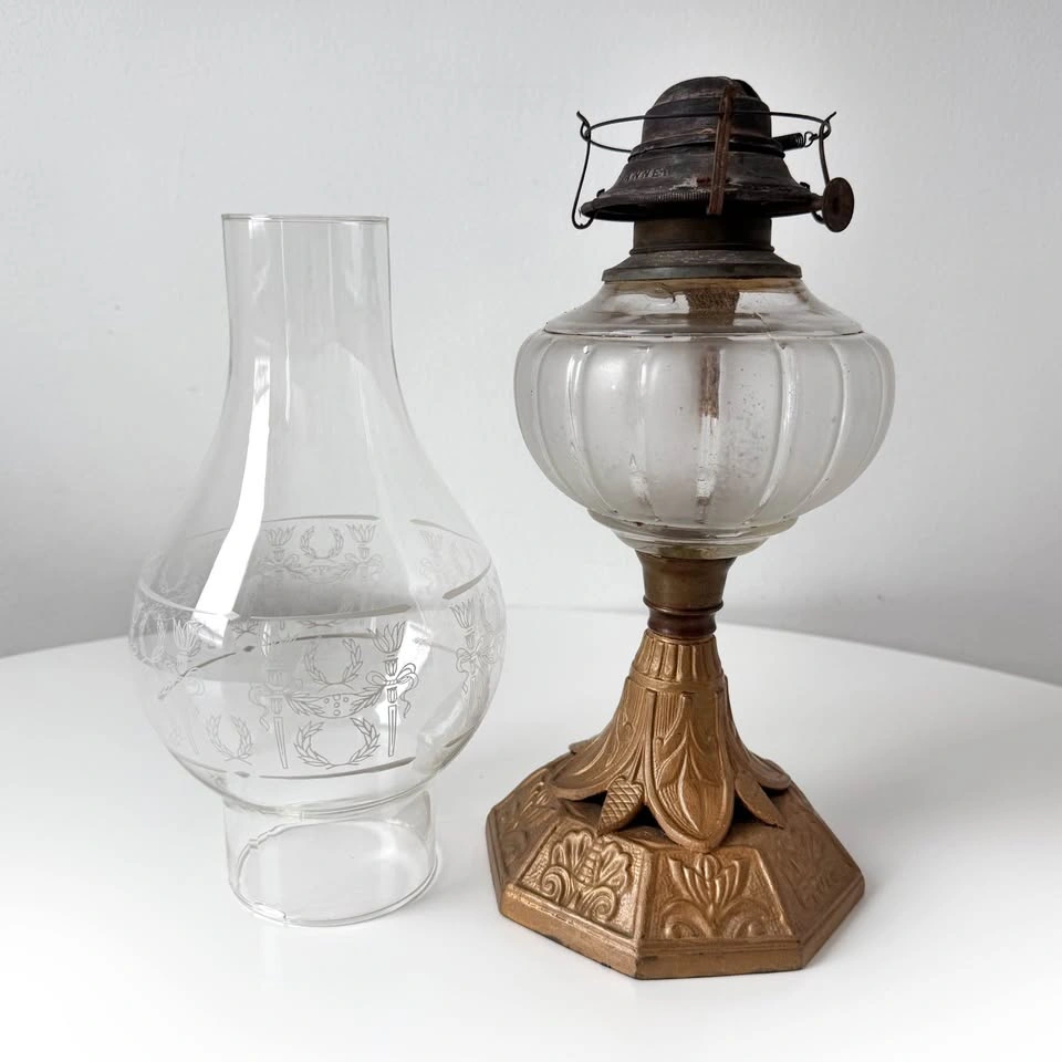 Antique Banner Oil Lamp w/ Cast Iron Base - photo 4