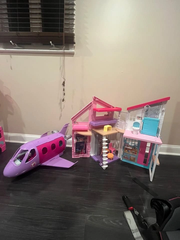 Barbie Malibu House Dollhouse with Accessories and Barbie Airpla - photo 4