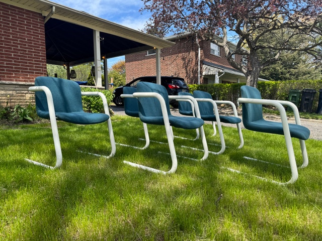 Postmodern Kinetics Tubular White Metal Cantilever Chairs - photo 3