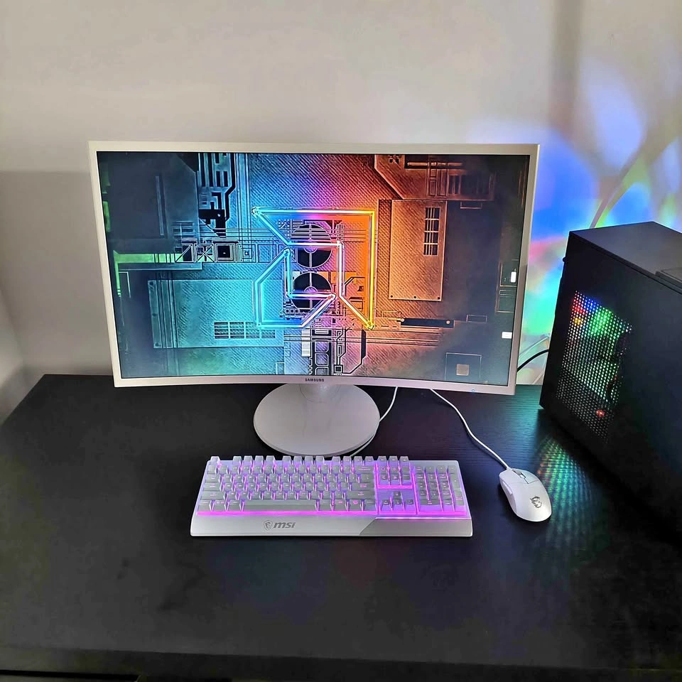 32" Curved Samsung Monitor - Great for PC/PS Gaming