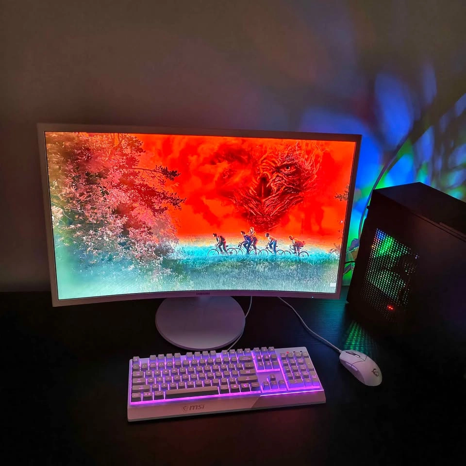 32" Curved Samsung Monitor - Great for PC/PS Gaming - photo 2