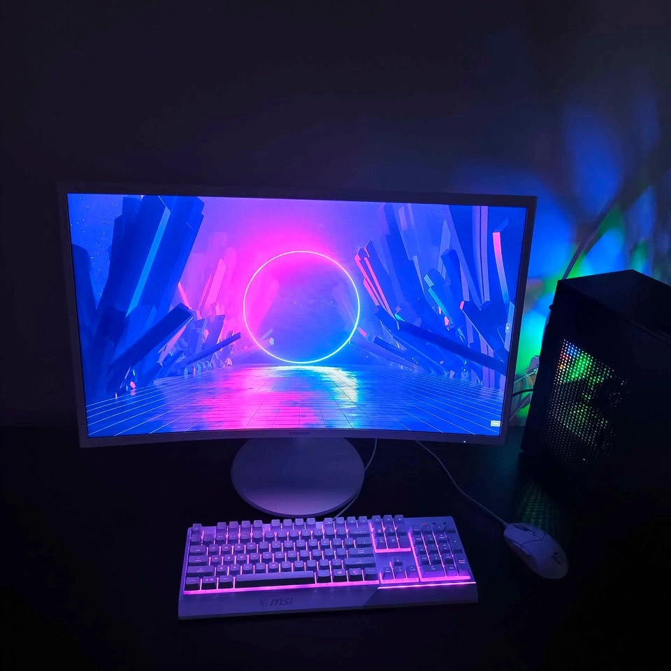 32" Curved Samsung Monitor - Great for PC/PS Gaming - photo 3