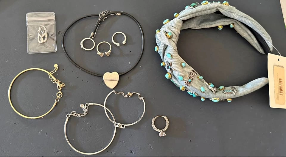 Small jewellery lot with 925 stamped earrings