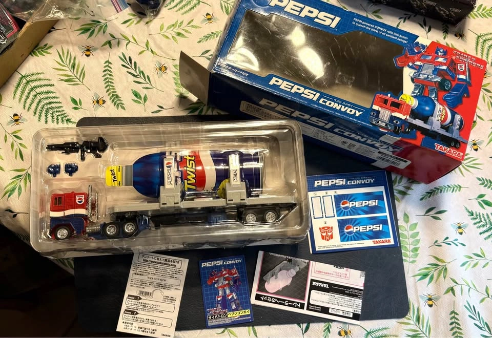 In box Pepsi Convoy transformers crossover collab - photo 4