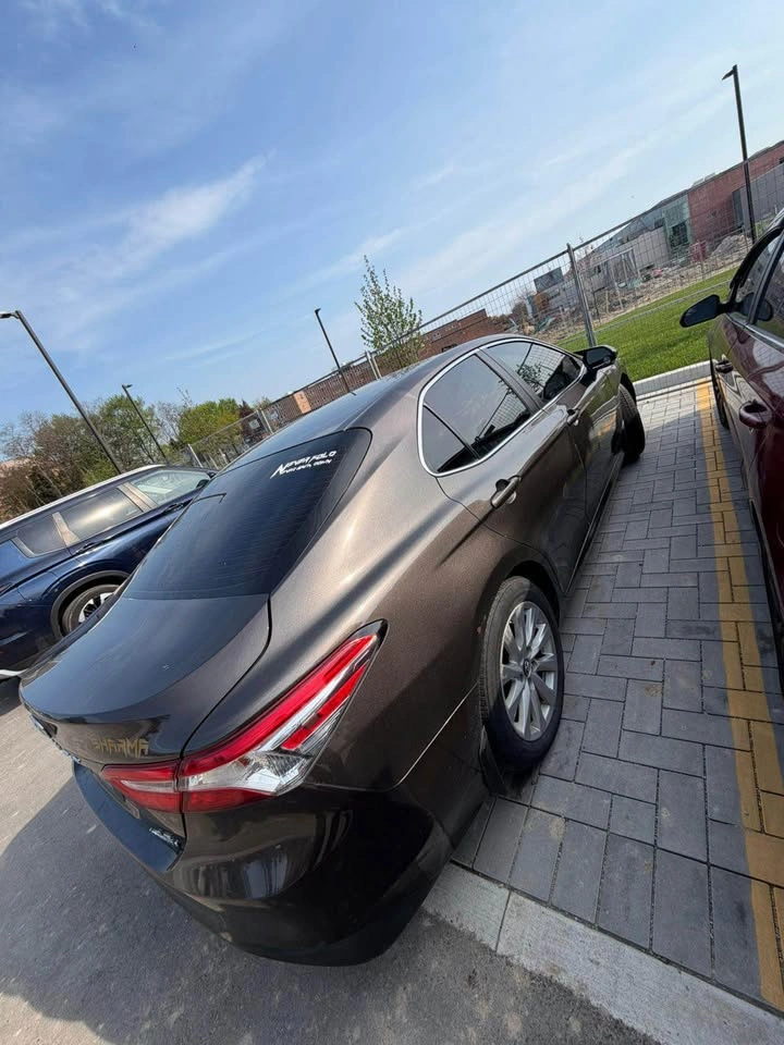 2018 Toyota Camry Hybrid LE - photo 2