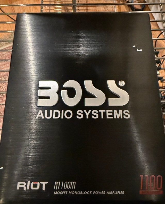 Boss R1100M Amplifier
