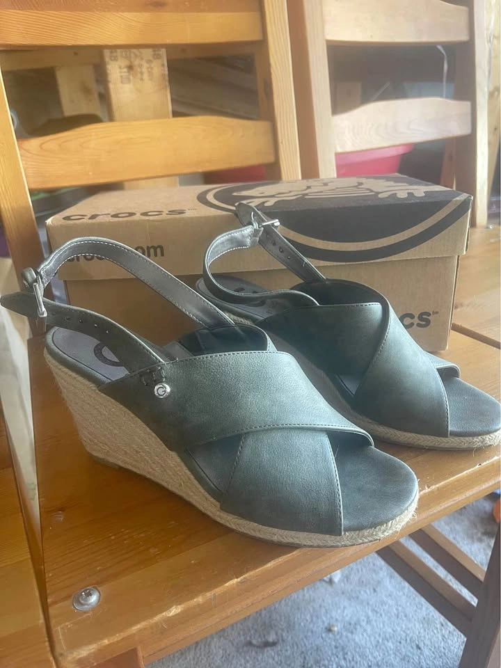 G by Guess Wedge Sandals - Size 7 - Olive Green