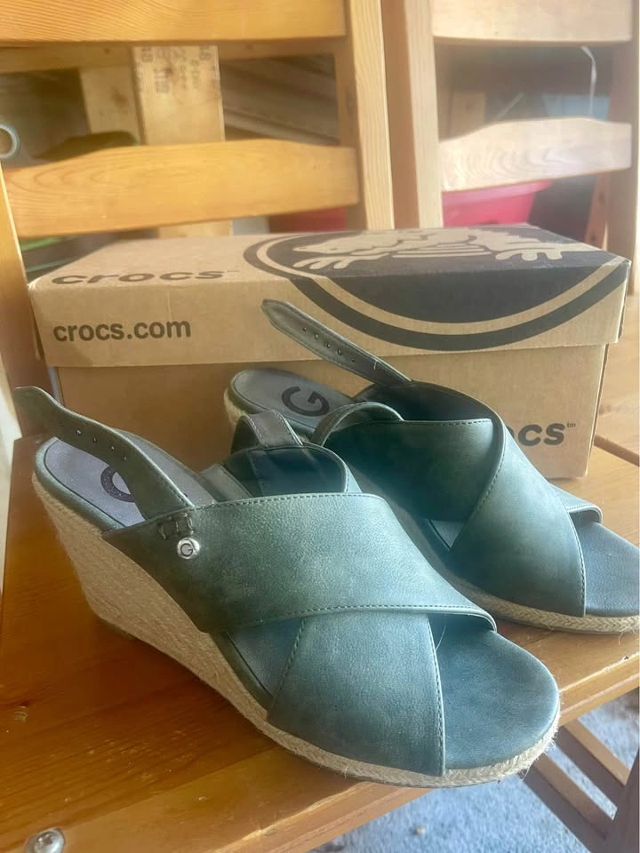 G by Guess Wedge Sandals - Size 7 - Olive Green - photo 2