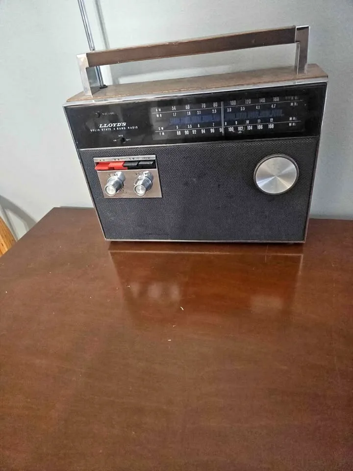 Vintage Lloyd’s Solid State 4-Band Radio (Working) thumbnail