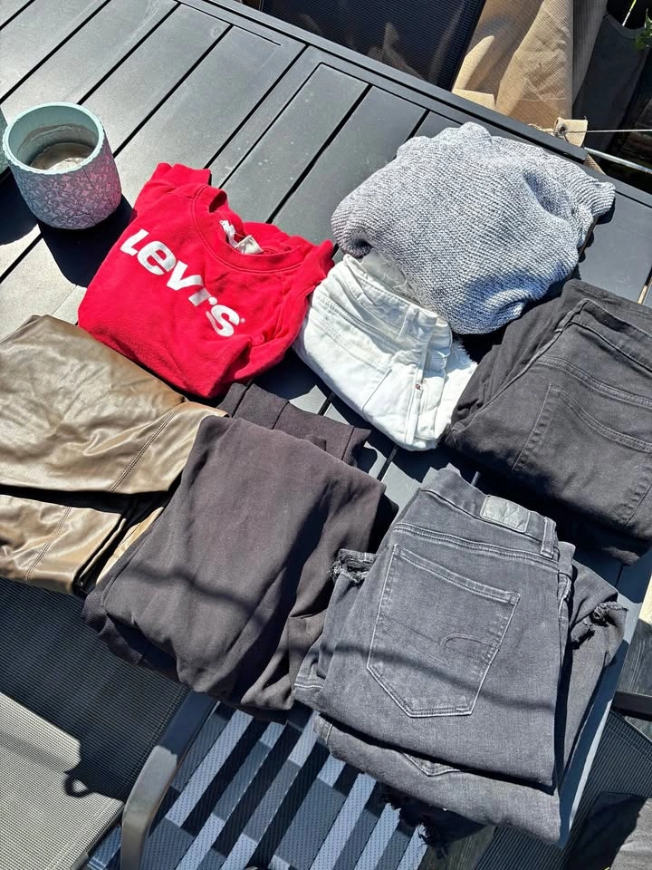 Lot of women’s clothing size small (4 or 6)