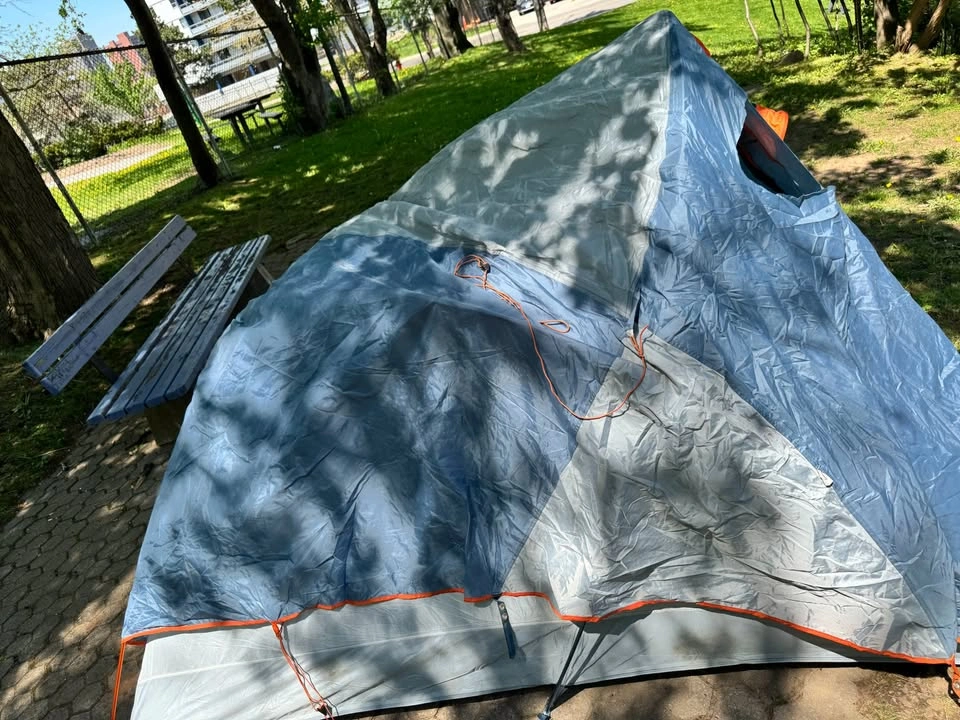 2 Person Tent & 2 Inflatable Mattresses - MEC - photo 2