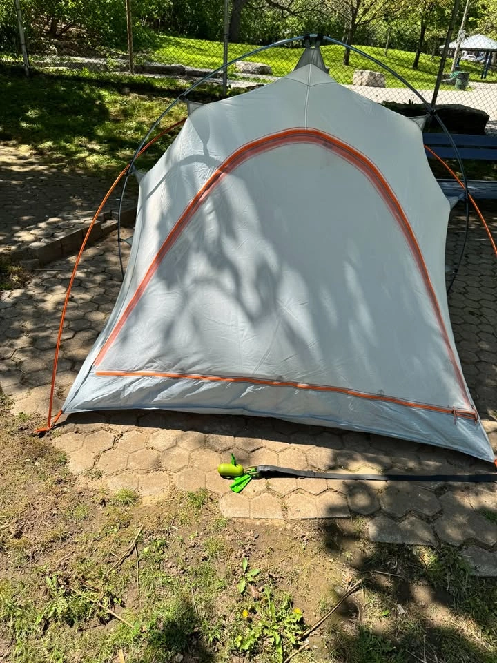 2 Person Tent & 2 Inflatable Mattresses - MEC - photo 4