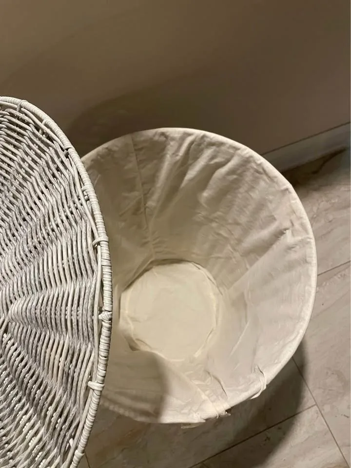 Grey Wicker Laundry Hamper with Lid image indicator(2)