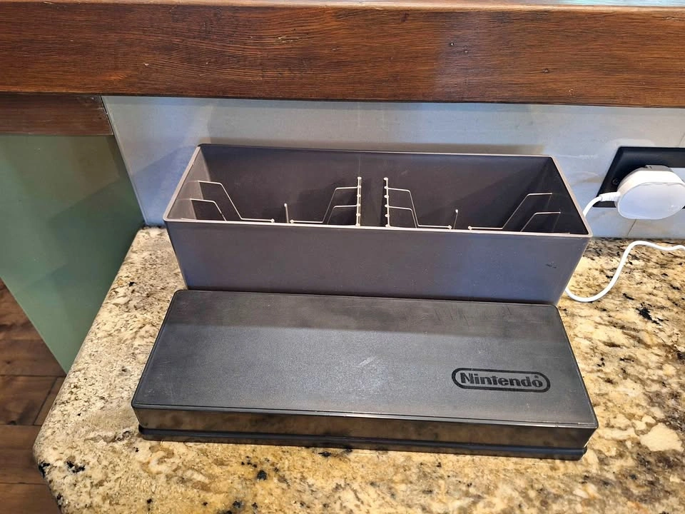 Vintage Nintendo NES-10 Cartridge Game Storage Case Organizer