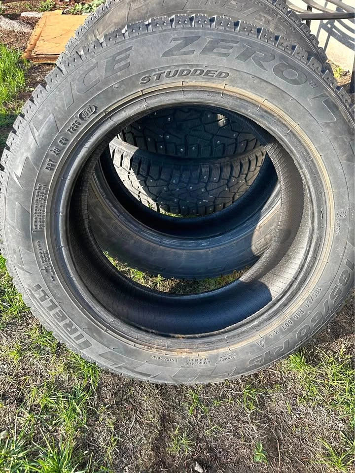 4x Pirelli Ice Zero Studded Winter Tires – 185/60R15 – Like New