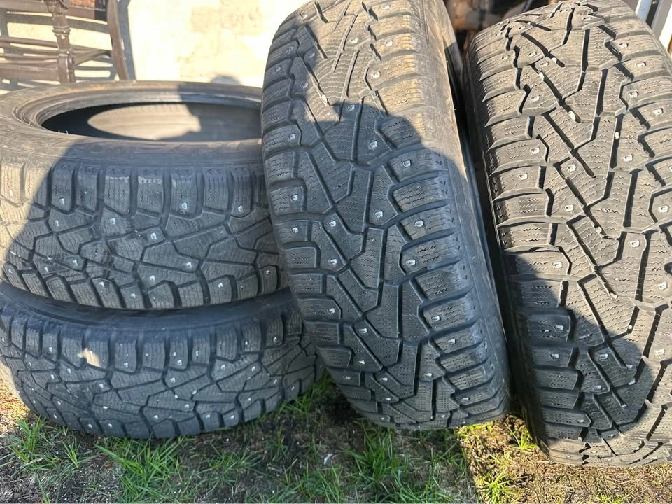 4x Pirelli Ice Zero Studded Winter Tires – 185/60R15 – Like New - photo 2
