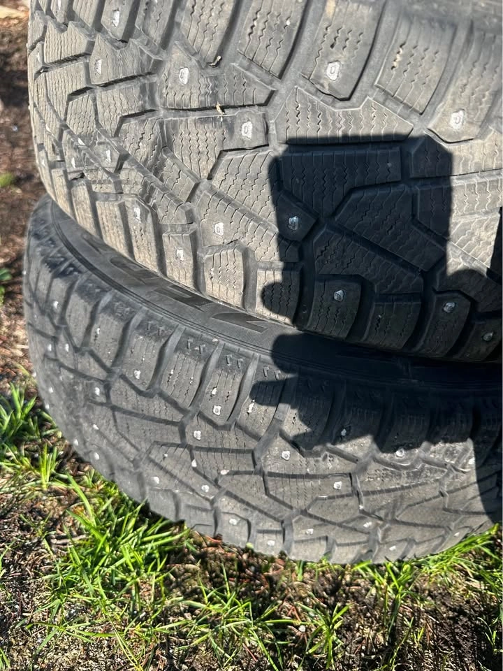4x Pirelli Ice Zero Studded Winter Tires – 185/60R15 – Like New - photo 3