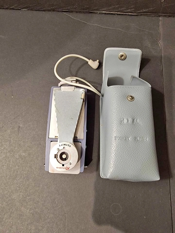 Vintage Rondo Tiltmity Royal Pocket Flash with Case