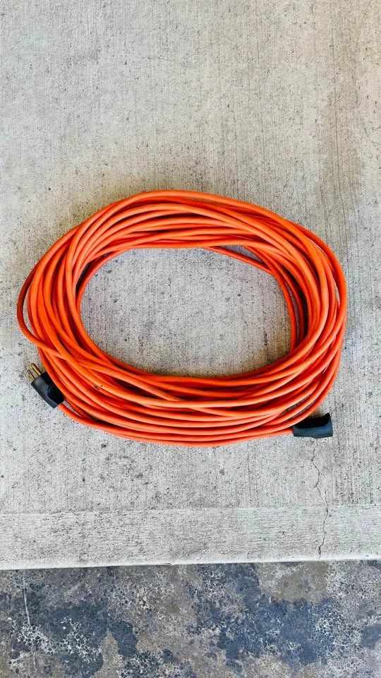 100 ft 16/3 Outdoor Extension Cord