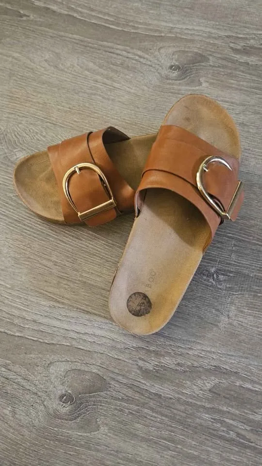 Women's Brown buckle sandals image indicator(2)