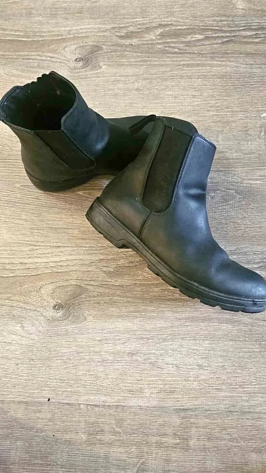 Women's boots thumbnail