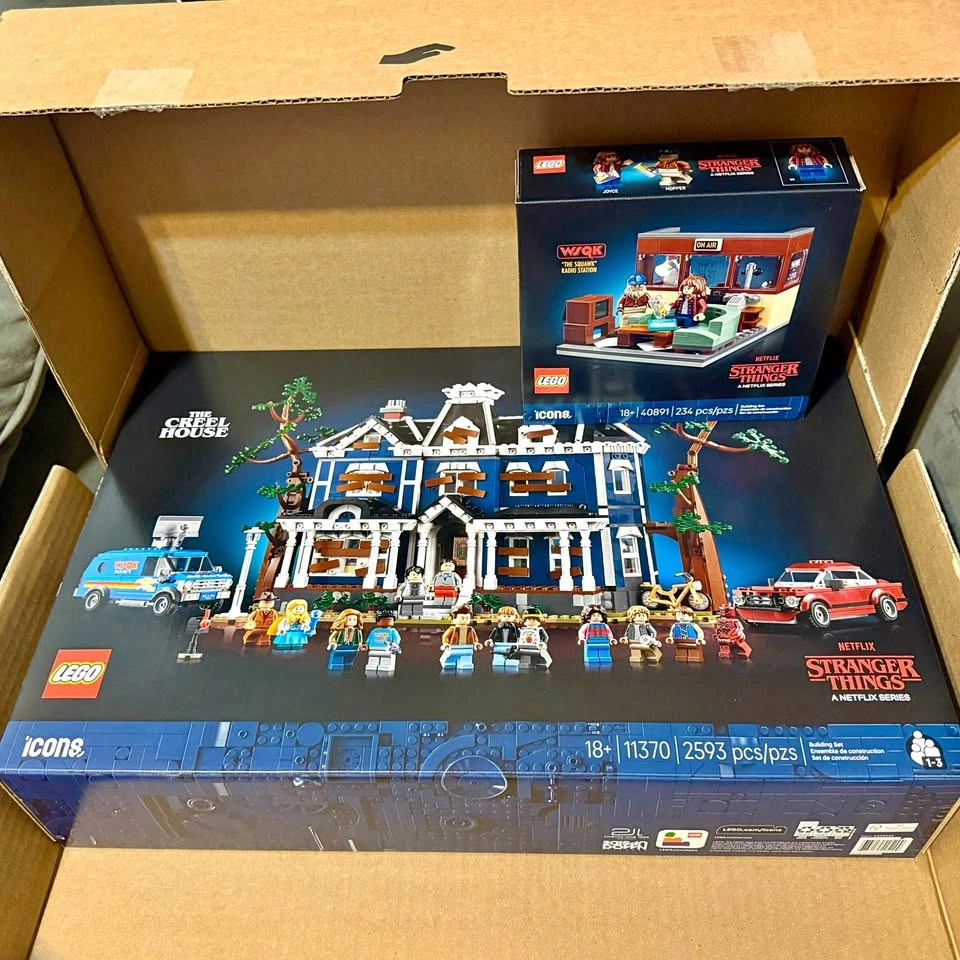 LEGO Stranger Things Creel House 11370 With WSQK Radio Station 4