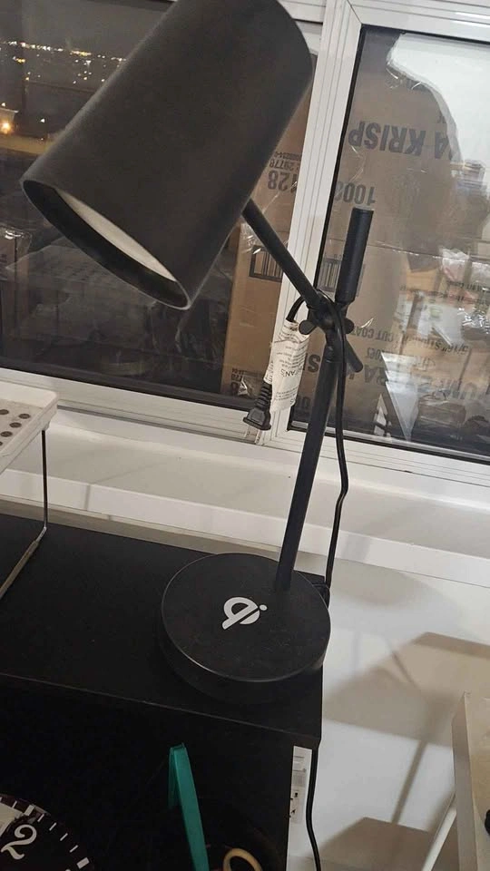 Lamp with wireless charging at base - photo 2