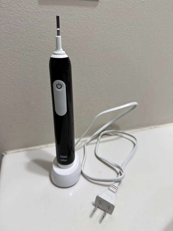 Oral B - Braun Electric Toothbrush with Charger