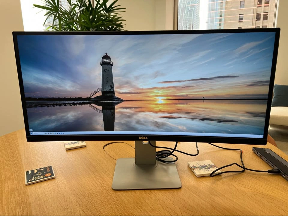 Dell UltraSharp 34” Curved Monitor (Excellent Condition) - photo 2