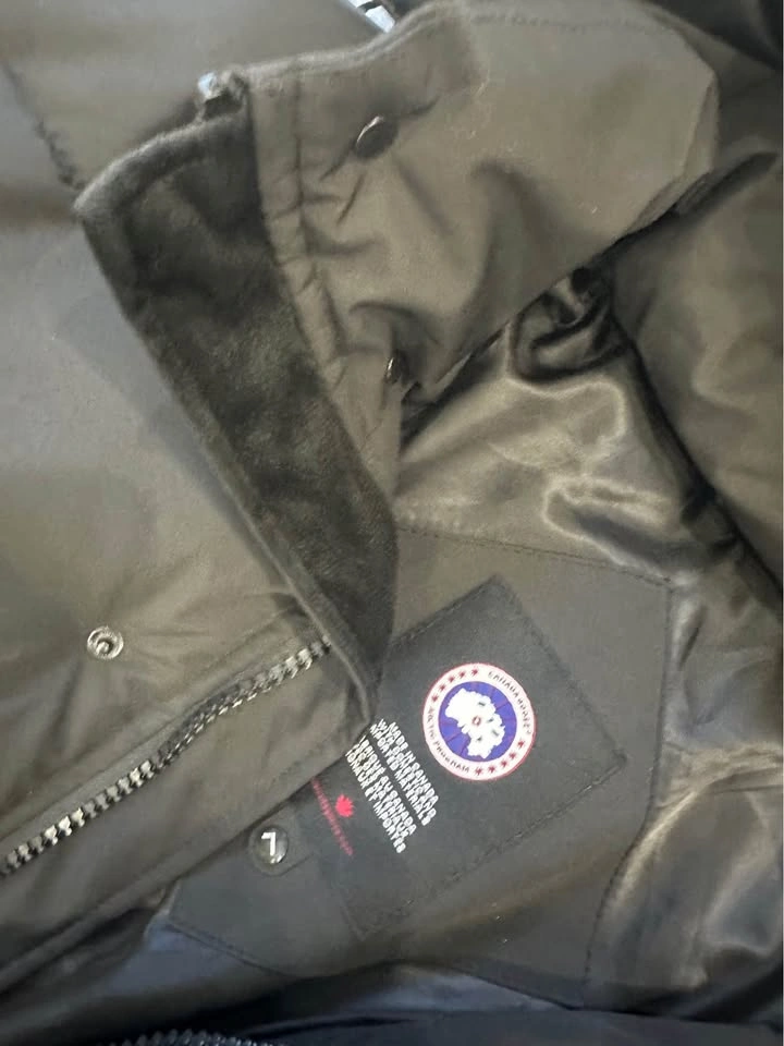 Brand new Canada Goose Jacket - photo 2