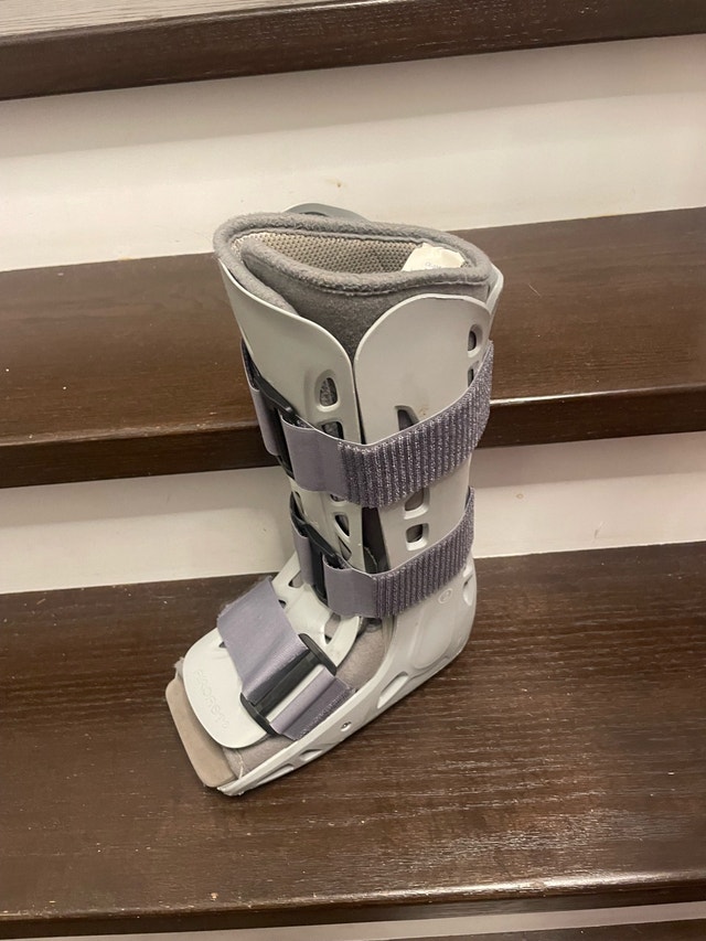 Size XS Aircast walking boot