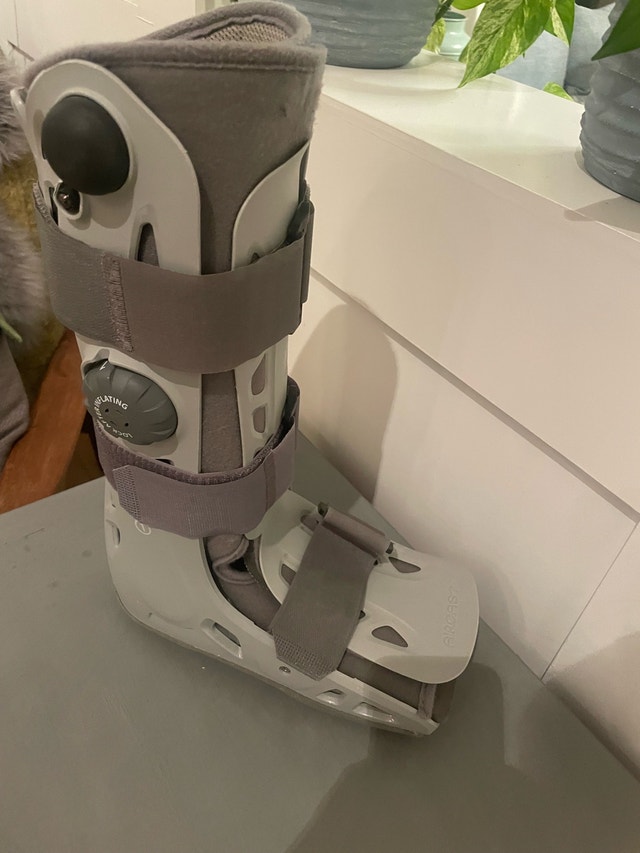 Aircast Walking Boot - Size Medium