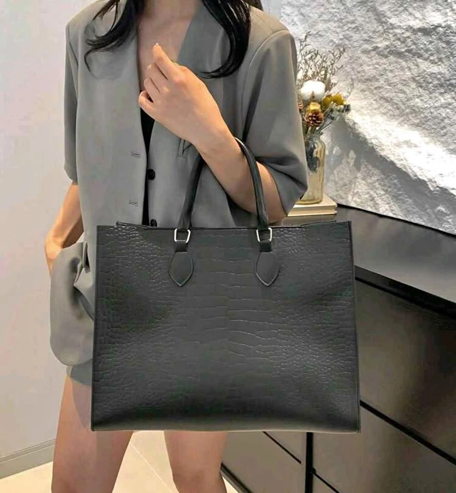 Brand new Large capacity black color tote bag