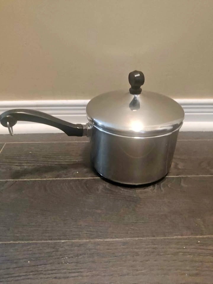 Used like new 2qt durable stainless steel Farberware sauce pan