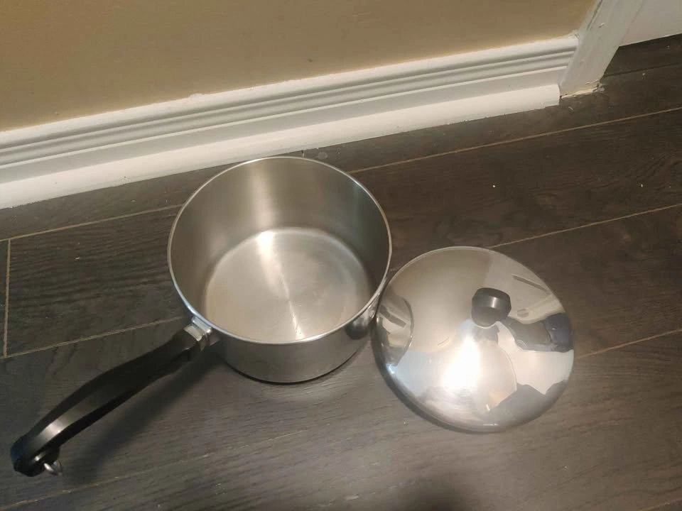 Used like new 2qt durable stainless steel Farberware sauce pan - photo 2