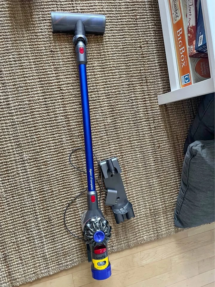 Dyson V7 Complete Cordless Vacuum