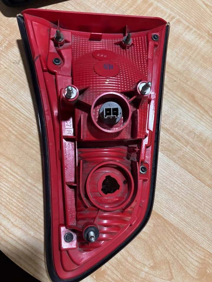Infiniti QX56/QX80 Inner Taillight - Right Passenger Side - photo 3