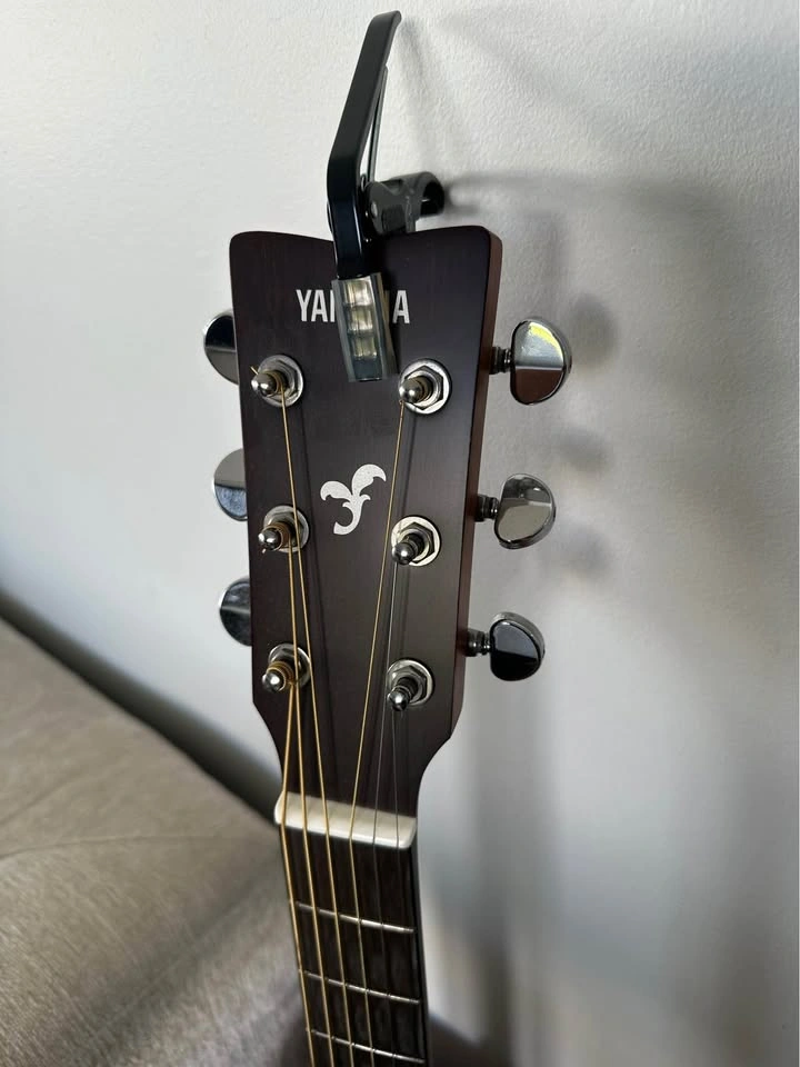 Yamaha Acoustic Guitar with Capo and Bag - photo 3