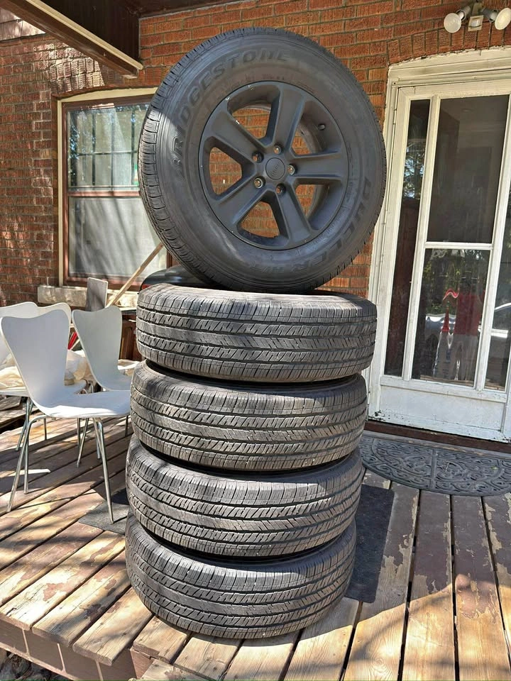 5 Jeep 18" OEM Wheels & Bridgestone Tires 255/70R18