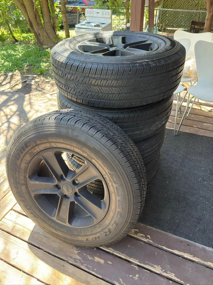 5 Jeep 18" OEM Wheels & Bridgestone Tires 255/70R18 - photo 2