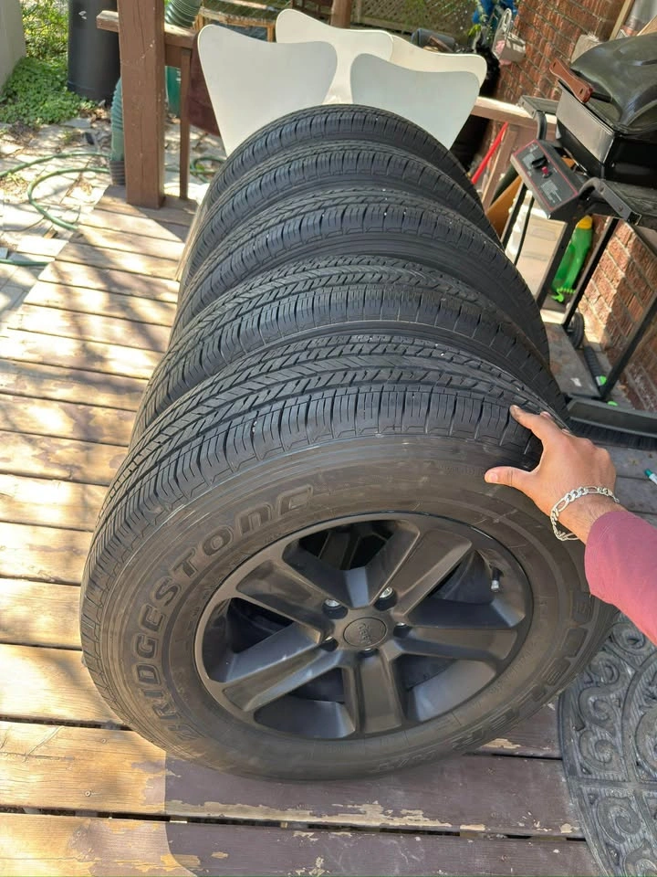 5 Jeep 18" OEM Wheels & Bridgestone Tires 255/70R18 - photo 3