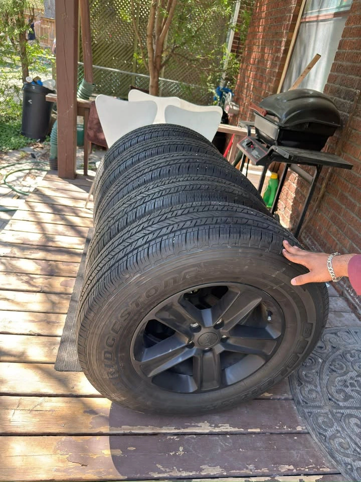 5 Jeep 18" OEM Wheels & Bridgestone Tires 255/70R18 - photo 5