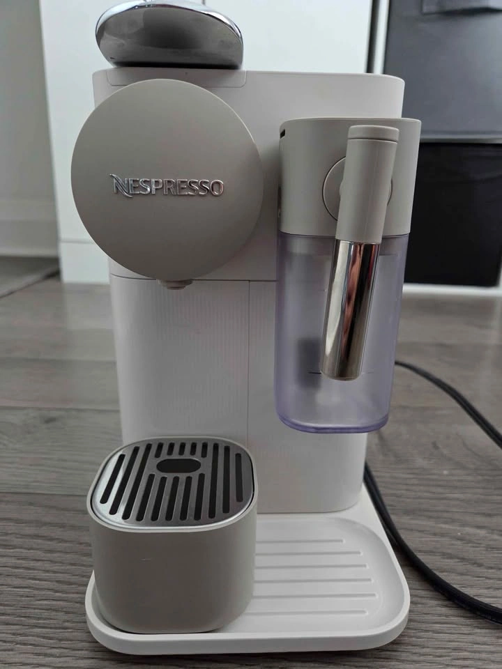 Nespresso DeLonghi Machine - photo 2