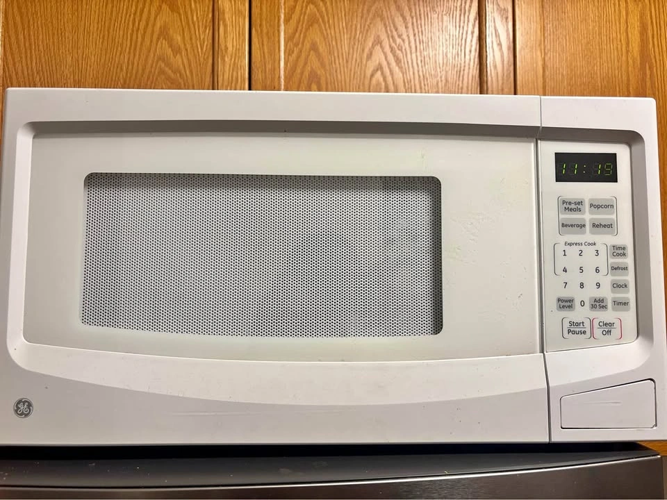GE Microwave - White, 1100 Watts