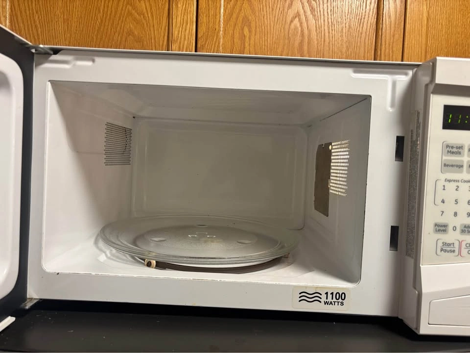 GE Microwave - White, 1100 Watts - photo 2