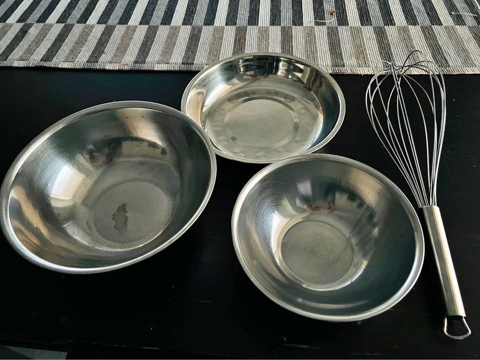 3 Stainless Steel Bowls + Wire Whisk