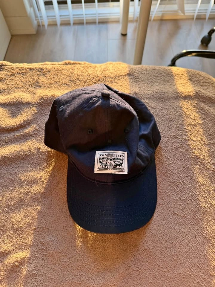 Levi's Dark Blue Cap and 4F Black Fleece Gloves