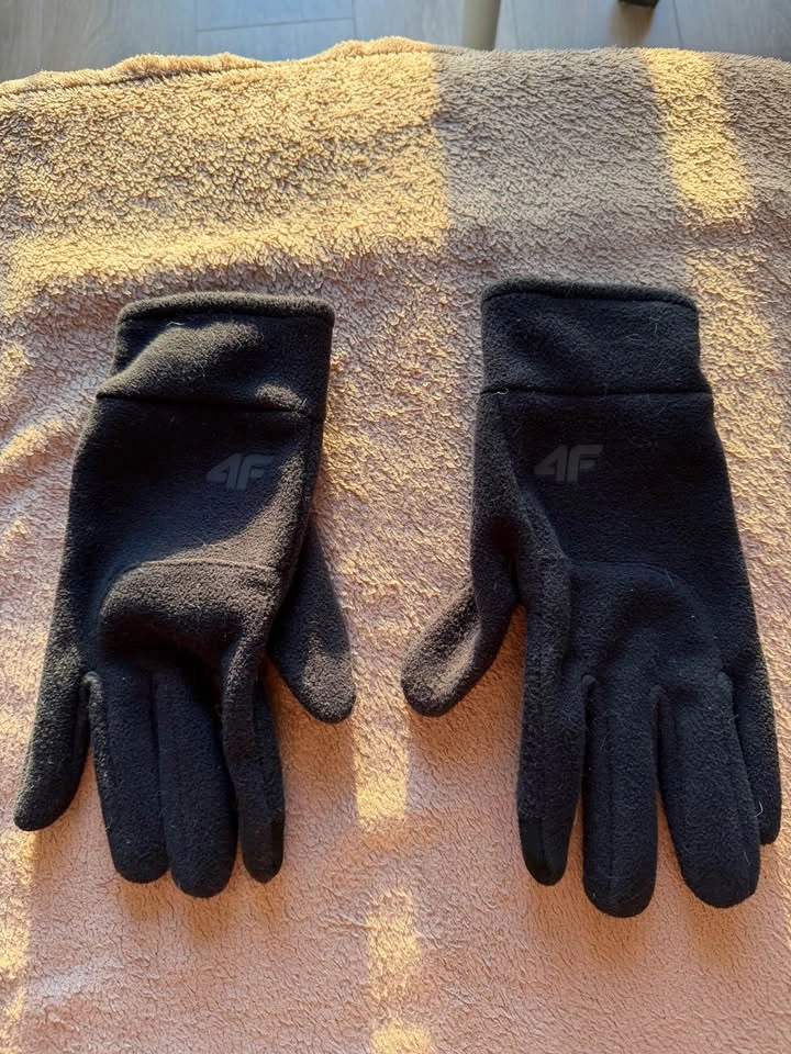 Levi's Dark Blue Cap and 4F Black Fleece Gloves - photo 2